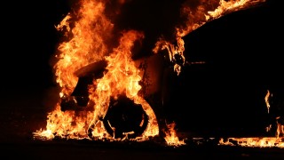 Brandweer blust autobrand in Vriezenveen