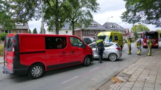 Busje en lesauto botsen in Enschede