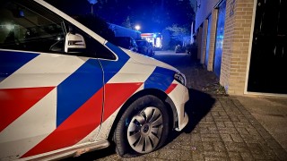 Woningbrand in Oldenzaal, politieauto botst tegen muurtje