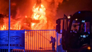 Vlammenzee verwoest autobedrijf in Enschede