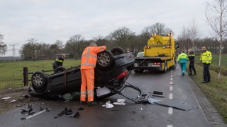 Auto slaat over de kop bij ongeval in Wierden