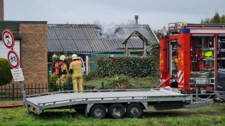 Brandweer blust industriebrand in Albergen