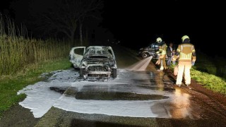Auto vliegt in brand tijdens rijden in Hellendoorn