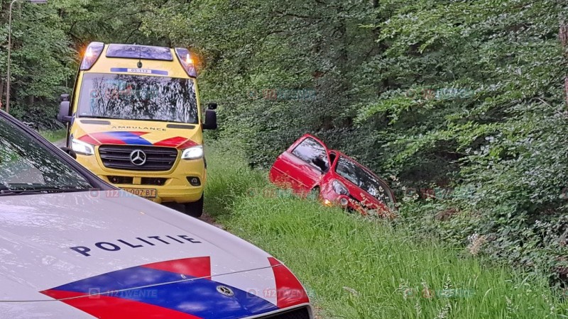 Auto raakt van de weg in Enschede, bestuurder naar het ziekenhuis&nbsp;