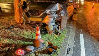 Auto vliegt uit de bocht in Enschede, ramt verkeerslicht en boom