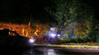 Ernstig ongeval in Delden, auto vast tussen bomen