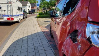 Automobilist raakt met caravan geparkeerde auto in Geesteren