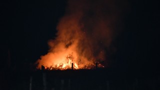 Brandweer blust afvalbrand in Vroomshoop