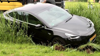 Auto schiet van de weg na aanrijding in Deurningen