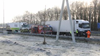 Vrachtwagens botsen op de A1 bij Borne, verkeer ondervindt hinder