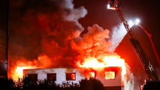 Grote uitslaande brand in Delden, woningen ontruimd