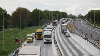 Aanrijdingen op de A1 bij Enter, vrachtwagen verliest slachtafval