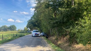 Politie zoekt autodief in Hengelo, auto in de sloot