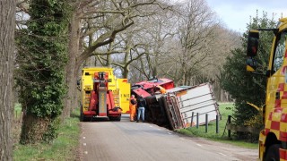 Vrachtwagen gekanteld tussen Oldenzaal en De Lutte