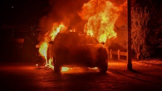 Auto verwoest door brand in Westerhaar