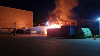 Containerbrand achter winkelpanden op Plein Westermaat in Hengelo