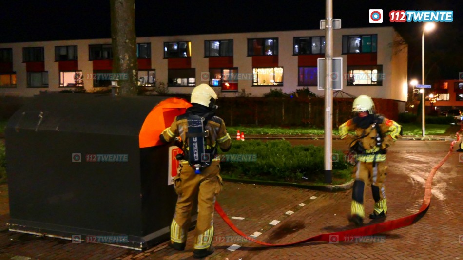 De brandweer blust een containerbrand aan Het Leunenberg in Enschede.