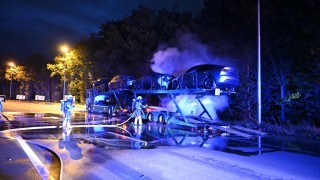 Vrachtwagen met auto's in brand op de A35, snelweg dicht