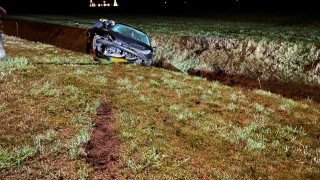 Auto van de weg in Haaksbergen: bestuurder spoorloos