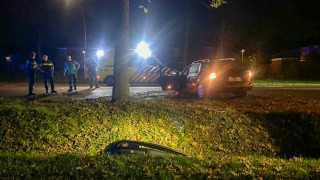 Auto botst frontaal op boom in Hengelo, bestuurder aangehouden