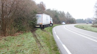 Vrachtwagen raakt van de weg in Nijverdal