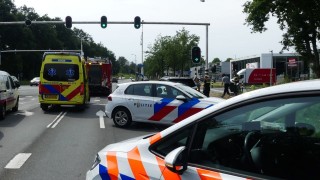 Vrouw komt onder scootmobiel terecht in Enschede, brandweer opgeroepen