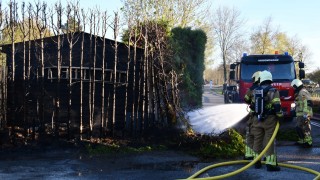 Coniferenhaag gaat in vlammen op in Westerhaar, tuinhuisje loopt schade op