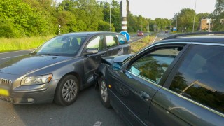 Auto's botsen op de Zuiderval in Enschede, automobilist mee naar bureau