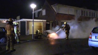 Opnieuw autobrand in Glanerbrug, garage en woning lopen schade op