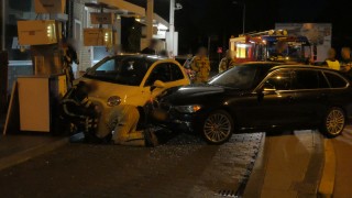 Auto's botsen bij tankstation in Enschede, bestuurder slaat op de vlucht