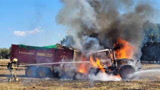 Landbouwvoertuig gaat in vlammen op in Westerhaar