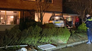 Auto komt in tuin bij woning terecht in Hengelo