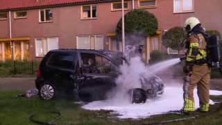 Auto verwoest door brand in Hengelose woonwijk