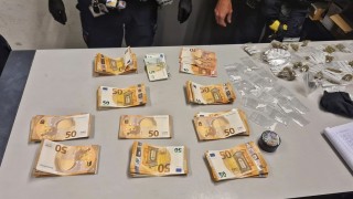 Persoon aangehouden in Almelo met een grote hoeveelheid geld en drugs