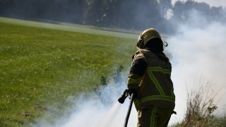 Brandweer rukt uit voor bermbrand in Den Ham