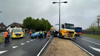 Auto en vrachtwagen botsen in Rijssen