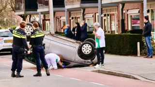 Auto slaat over de kop bij aanrijding in Oldenzaal