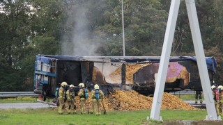 Lading aardappelen in de berm door vrachtwagenbrand op de A1