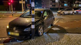 Auto's botsen op kruising Burgemeester van Veenlaan in Enschede