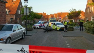 Twee gewonden bij aanrijding met motor in woonwijk Enschede