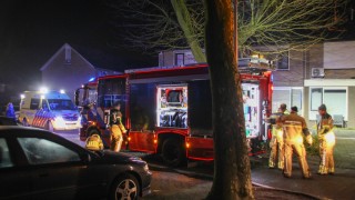Brandweer blust woningbrand in Rijssen