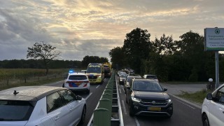 Drie auto's botsen op de N35 bij Wierden