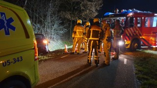 Auto komt in de sloot terecht in Zenderen, bestuurster bevrijd door brandweer