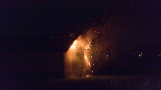 Uitslaande schuurbrand in buitengebied van Rijssen
