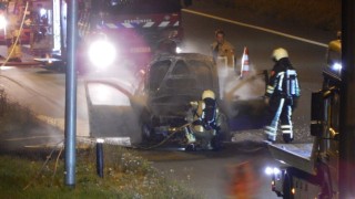 Auto brandt uit op de A1 bij Bornerbroek