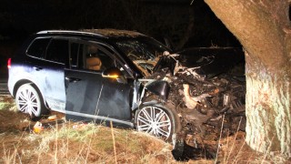 Auto botst frontaal op boom in Nijverdal, twee gewonden