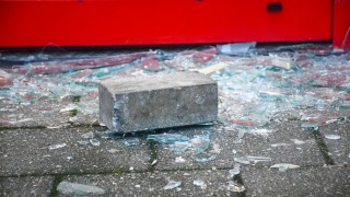Poging inbraak met steen bij winkel in Vriezenveen