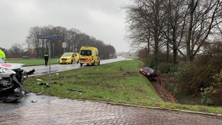 Auto in de sloot bij aanrijding in Fleringen, &eacute;&eacute;n persoon gewond
