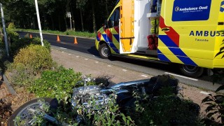 Motorrijder met spoed naar ziekenhuis na aanrijding in Tubbergen
