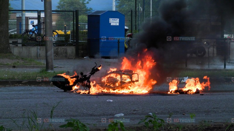 Scooter gaat in vlammen op in Enschede